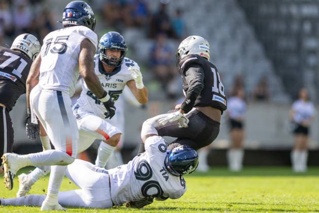 Kenny Tia (Paris Musketeers, 90) with a quaterback sack against Allen Kenyatte (Raiders Tirol, 18), Raiders Tirol vs Paris Musketeers, American Football, EFA, Week 13, 2026, 09.08.2026 Innsbruck Tivoli Sradium Austria Copyright: xPFA BjörnxKeckerx