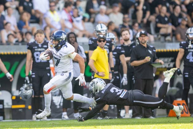 Nicolas Khandar (Paris Musketeers, 07) runs with the ball, Jan Mayerhofer (Raiders Tirol, 03) misses the tackle, Raiders Tirol vs Paris Musketeers, American Football, EFA, Week 13, 2026, 09.08.2026 Innsbruck Tivoli Sradium Austria Copyright: xPFA BjörnxKeckerx