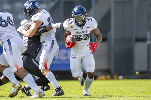 Jason Bofunda (Paris Musketeers, 33) runs with the ball, Raiders Tirol vs Paris Musketeers, American Football, EFA, Week 13, 2026, 09.08.2026 Innsbruck Tivoli Sradium Austria Copyright: xPFA BjörnxKeckerx