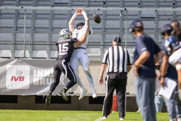 Zachary Edwards (Paris Musketeers, 01) misses the catch aginst Jakob Scheucher (Raiders Tirol, 15), Trickplay, Raiders Tirol vs Paris Musketeers, American Football, EFA, Week 13, 2026, 09.08.2026 Innsbruck Tivoli Sradium Austria Copyright: xPFA BjörnxKeckerx