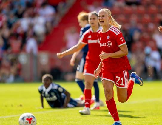 09.08.2026, Google Pixel Frauen-Bundesliga: Testspiel FC Bayern Frauen - Paris FC, im Sportpark Unterhaching, Pernille Harder (re, FC Bayern München) Torjubel zum 1:0 *** August 9, 2026, Google Pixel Women s Bundesliga Friendly: FC Bayern Women vs. Paris FC, at Sportpark Unterhaching; Pernille Harder (right), FC Bayern Munich, celebrates the 1-0 goal