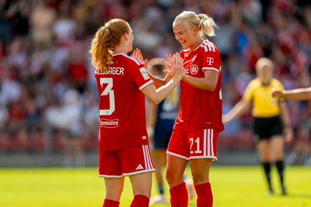 09.08.2026, Google Pixel Frauen-Bundesliga: Testspiel FC Bayern Frauen - Paris FC, im Sportpark Unterhaching, Pernille Harder (re, FC Bayern München) Torjubel mit Stine Ballisager (FC Bayern München) *** August 9, 2026, Google Pixel Women s Bundesliga Friendly Match: FC Bayern Women vs. Paris FC, at Sportpark Unterhaching; Pernille Harder (right), FC Bayern Munich, celebrating a goal with Stine Ballisager, FC Bayern Munich