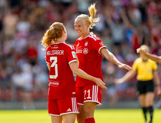 09.08.2026, Google Pixel Frauen-Bundesliga: Testspiel FC Bayern Frauen - Paris FC, im Sportpark Unterhaching, Pernille Harder (re, FC Bayern München) Torjubel mit Stine Ballisager (FC Bayern München) *** August 9, 2026, Google Pixel Women s Bundesliga Friendly Match: FC Bayern Women vs. Paris FC, at Sportpark Unterhaching; Pernille Harder (right), FC Bayern Munich, celebrating a goal with Stine Ballisager, FC Bayern Munich