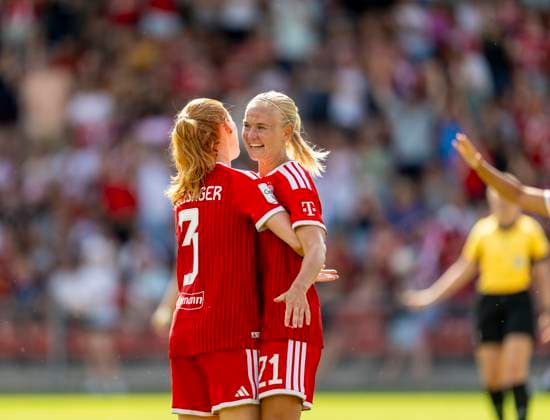 09.08.2026, Google Pixel Frauen-Bundesliga: Testspiel FC Bayern Frauen - Paris FC, im Sportpark Unterhaching, Pernille Harder (re, FC Bayern München) Torjubel mit Stine Ballisager (FC Bayern München) *** August 9, 2026, Google Pixel Women s Bundesliga Friendly Match: FC Bayern Women vs. Paris FC, at Sportpark Unterhaching; Pernille Harder (right), FC Bayern Munich, celebrating a goal with Stine Ballisager, FC Bayern Munich