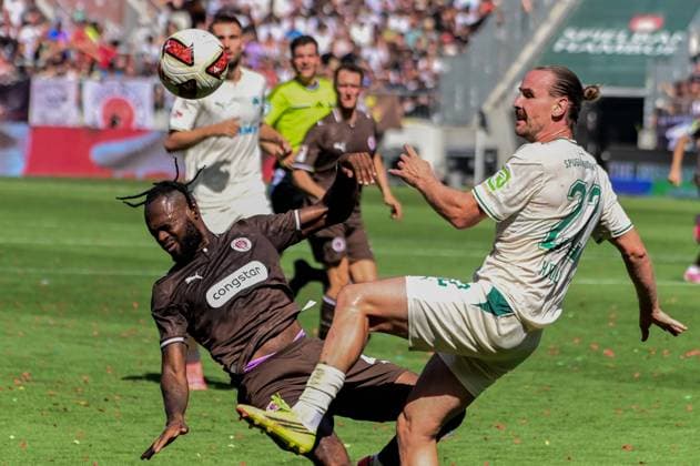 Kopfball Ricky-Jade Jones ( Pauli ) wird von 22 Jannis Heuer ( Fuerth ) ausgeknocked Deutschland , Hamburg , Millerntorstadion , Fussball , 2 . Bundesliga , FC St Pauli - SPVGG Greuther Fürth *** Ricky Jade Jones Pauli is knocked out by Jannis Heuer (No. 22) of Fürth Germany, Hamburg, Millerntor Stadium, soccer, 2. Bundesliga, FC St. Pauli vs. SPVGG Greuther Fürth