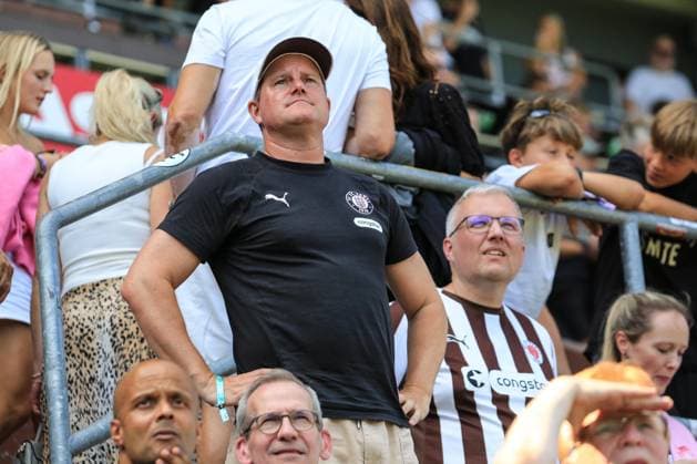 Oke Goettlich Praesident ( Pauli ) Deutschland , Hamburg , Millerntorstadion , Fussball , 2 . Bundesliga , FC St Pauli - SPVGG Greuther Fürth *** Oke Goettlich, President of St. Pauli, Germany, Hamburg, Millerntor Stadium, Soccer, 2. Bundesliga, FC St. Pauli vs. SPVGG Greuther Fürth