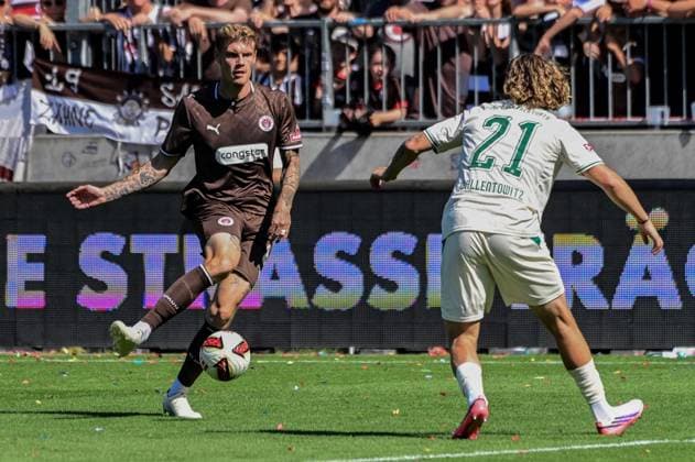 Eric Smith ( Pauli ) 21 Mika Wallentowitz ( Fuerth ) Deutschland , Hamburg , Millerntorstadion , Fussball , 2 . Bundesliga , FC St Pauli - SPVGG Greuther Fürth *** Eric Smith Pauli 21 Mika Wallentowitz Fürth, Germany; Hamburg; Millerntor Stadium; soccer; 2. Bundesliga; FC St. Pauli vs. SPVGG Greuther Fürth