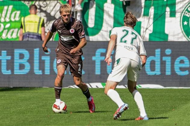Rony Jansson ( Pauli ) 27 Luca Itter ( Fuerth ) Deutschland , Hamburg , Millerntorstadion , Fussball , 2 . Bundesliga , FC St Pauli - SPVGG Greuther Fürth *** Rony Jansson Pauli 27 Luca Itter Fürth Germany, Hamburg, Millerntor Stadium, soccer, 2. Bundesliga, FC St. Pauli vs. SPVGG Greuther Fürth