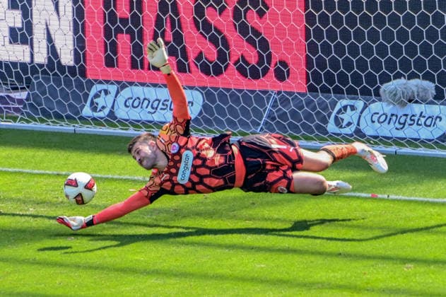 Ben Voll ( Pauli ) pariert Schuss von 30 Felix Klaus ( Fuerth nicht im Bild ) Deutschland , Hamburg , Millerntorstadion , Fussball , 2 . Bundesliga , FC St Pauli - SPVGG Greuther Fürth *** Ben Voll (St. Pauli) blocks a shot from 30 yards by Felix Klaus (Fürth) — not pictured. Germany, Hamburg, Millerntor Stadium, soccer, 2. Bundesliga, FC St. Pauli vs. SPVGG Greuther Fürth
