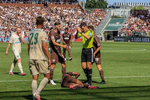 Kopfball Ricky-Jade Jones ( Pauli ) wird von 22 Jannis Heuer ( Fuerth nicht im Bild ) ausgeknocked Schiedsrichter Harm Osmers entschied nicht auf Elfmeter Branimir Hrgota ( Pauli ) Deutschland , Hamburg , Millerntorstadion , Fussball , 2 . Bundesliga , FC St Pauli - SPVGG Greuther Fürth *** Ricky Jade Jones of St. Pauli heads the ball; he is not knocked out of the play by Jannis Heuer (22) of Greuther Fürth. Referee Harm Osmers did not call a penalty. Branimir Hrgota, St. Pauli, Germany, Hamburg, Millerntor Stadium, soccer, 2. Bundesliga, FC St. Pauli vs. SPVGG Greuther Fürth