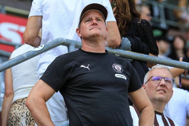Oke Goettlich Praesident ( Pauli ) Deutschland , Hamburg , Millerntorstadion , Fussball , 2 . Bundesliga , FC St Pauli - SPVGG Greuther Fürth *** Oke Goettlich, President of St. Pauli, Germany, Hamburg, Millerntor Stadium, Soccer, 2. Bundesliga, FC St. Pauli vs. SPVGG Greuther Fürth