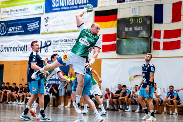 09.08.2026, xdobgx, Handball Heide-Cup 2026, TSV Hannover-Burgdorf - Handball Club Hamburg v.l. Moritz Sauter (Handball Verein Hamburg, 33), Justus Fischer (TSV Hannover-Burgdorf, 54), Oliver Norlyk (Handball Sport Verein Hamburg, 5) Schneverdingen *** August 9, 2026, xdobgx, 2026 Heide Cup Handball Tournament, TSV Hannover Burgdorf vs. Handball Sport Verein Hamburg, Moritz Sauter (Handball Sport Verein Hamburg), 33, Justus Fischer (TSV Hannover Burgdorf), 54, Oliver Norlyk (Handball Sport Verein Hamburg), 5, Schneverdingen