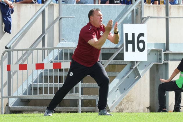 09.08.2026, xrekx, Fussball 3.Liga, 1.FC Saarbruecken - Rot-Weiss Essen v.l. Uwe Koschinat (Trainer, Rot-Weiss Essen) gibt Anweisungen, gestikuliert, mit den Armen gestikulieren gives instructions, gesticulate (DFL DFB REGULATIONS PROHIBIT ANY USE OF PHOTOGRAPHS as IMAGE SEQUENCES and or QUASI-VIDEO) Saarbruecken *** August 9, 2026, xrekx, Soccer 3rd Division, 1. FC Saarbrücken vs. Rot-Weiss Essen, Coach Uwe Koschinat, Rot-Weiss Essen gives instructions, gesticulates, gestures with his arms; DFL and DFB regulations prohibit any use of photographs as image sequences and or quasi-video; Saarbrücken
