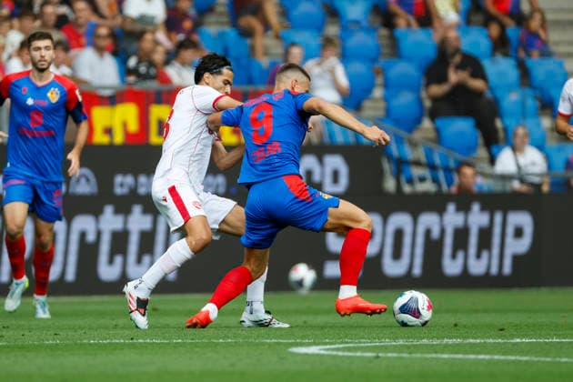 Nassim Zoukit (FC Thun, 13) und Zan Celar (FC Basel, 09) im Zweikampf , Schweiz, Fussball, Super League, 3.Spieltag, 2026 2027, FC Basel 1893 vs. FC Thun, 09.08.2026, Basel Sankt Jakob Park Schweiz *** Nassim Zoukit (FC Thun), 13, and Zan Celar (FC Basel), 09, in a tackle, Switzerland, soccer, Super League, Matchday 3, 2026–2027, FC Basel 1893 vs. FC Thun, August 9, 2026, St. Jakob Park, Basel, Switzerland Copyright: xGrantxHubbsx
