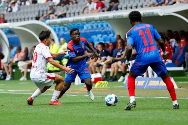 Nils Reichmuth (FC Thun, 70), Moussa Cisse (FC Basel, 29) und Kazeem Olaigbe (FC Basel, 11) im Kampf um den Ball , Schweiz, Fussball, Super League, 3.Spieltag, 2026 2027, FC Basel 1893 vs. FC Thun, 09.08.2026, Basel Sankt Jakob Park Schweiz *** Nils Reichmuth (FC Thun), 70, Moussa Cisse (FC Basel), 29, and Kazeem Olaigbe (FC Basel), 11, battling for the ball, Switzerland, soccer, Super League, Matchday 3, 2026–2027, FC Basel 1893 vs. FC Thun, August 9, 2026, St. Jakob Park, Basel, Switzerland Copyright: xGrantxHubbsx