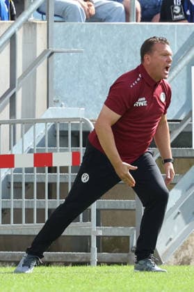 09.08.2026, xrekx, Fussball 3.Liga, 1.FC Saarbruecken - Rot-Weiss Essen v.l. Uwe Koschinat (Trainer, Rot-Weiss Essen) gibt Anweisungen, gestikuliert, mit den Armen gestikulieren gives instructions, gesticulate (DFL DFB REGULATIONS PROHIBIT ANY USE OF PHOTOGRAPHS as IMAGE SEQUENCES and or QUASI-VIDEO) Saarbruecken *** August 9, 2026, xrekx, Soccer 3rd Division, 1. FC Saarbrücken vs. Rot-Weiss Essen, Coach Uwe Koschinat, Rot-Weiss Essen gives instructions, gesticulates, gesticulates with his arms; DFL and DFB regulations prohibit any use of photographs as image sequences and or quasi-video; Saarbrücken