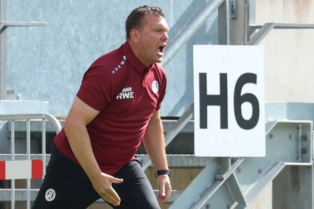 09.08.2026, xrekx, Fussball 3.Liga, 1.FC Saarbruecken - Rot-Weiss Essen v.l. Uwe Koschinat (Trainer, Rot-Weiss Essen) gibt Anweisungen, gestikuliert, mit den Armen gestikulieren gives instructions, gesticulate (DFL DFB REGULATIONS PROHIBIT ANY USE OF PHOTOGRAPHS as IMAGE SEQUENCES and or QUASI-VIDEO) Saarbruecken *** August 9, 2026, xrekx, Soccer 3rd Division, 1. FC Saarbrücken vs. Rot-Weiss Essen, Coach Uwe Koschinat, Rot-Weiss Essen gives instructions, gesticulates, gesticulates with his arms; DFL and DFB regulations prohibit any use of photographs as image sequences and or quasi-video; Saarbrücken