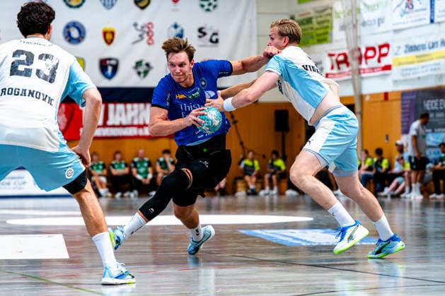 09.08.2026, xdobgx, Handball Heide-Cup 2026, VfL Gummersbach - Mors Thy Handbold v.l. Nikola RoganoviÄ‡ (VfL Gummersbach, 23), Oliver Sonne Wosniak (Mors-Thy Handbold, 17) am Ball, plays the ball, ElliÃ°i Snaer ViÃ°arsson (VfL Gummersbach, 4) Zweikampf, Duell, Kampf, tackle Schneverdingen *** August 9, 2026, xdobgx, 2026 Heide Cup Handball Tournament, VfL Gummersbach vs. Mors Thy Handbold, Nikola Roganovic VfL Gummersbach, 23, Oliver Sonne Wosniak Mors Thy Handbold, 17 on the ball, plays the ball, ElliÃ°i Snaer ViÃ°arsson VfL Gummersbach, 4 tackle, duel, battle, Schneverdingen