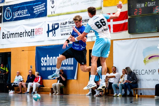 09.08.2026, xdobgx, Handball Heide-Cup 2026, VfL Gummersbach - Mors Thy Handbold v.l. Silas Overby (Mors-Thy Handbold, 36), am Ball, plays the ball, Å tÄ›pan Zeman (VfL Gummersbach, 66) Schneverdingen *** August 9, 2026, xdobgx, 2026 Heide Cup Handball Tournament, VfL Gummersbach vs. Mors Thy Handbold, Silas Overby (Mors Thy Handbold), 36, on the ball, plays the ball, Å tÄ›pan Zeman (VfL Gummersbach), 66 Schneverdingen