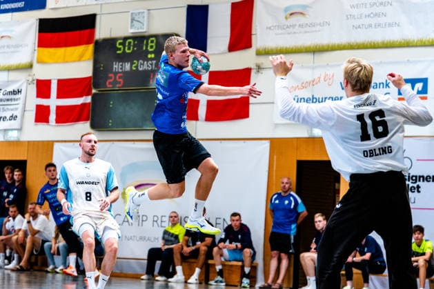 09.08.2026, xdobgx, Handball Heide-Cup 2026, VfL Gummersbach - Mors Thy Handbold v.l. Magnus Arason (Mors-Thy Handbold, 66) beim Wurf, in action, throwing, Bertram Obling (VfL Gummersbach, 16) Schneverdingen *** August 9, 2026, xdobgx, 2026 Heide Cup Handball Tournament, VfL Gummersbach vs. Mors Thy Handbold, featuring Magnus Arason of Mors Thy Handbold, taking a shot, in action, throwing, Bertram Obling of VfL Gummersbach, 16 Schneverdingen