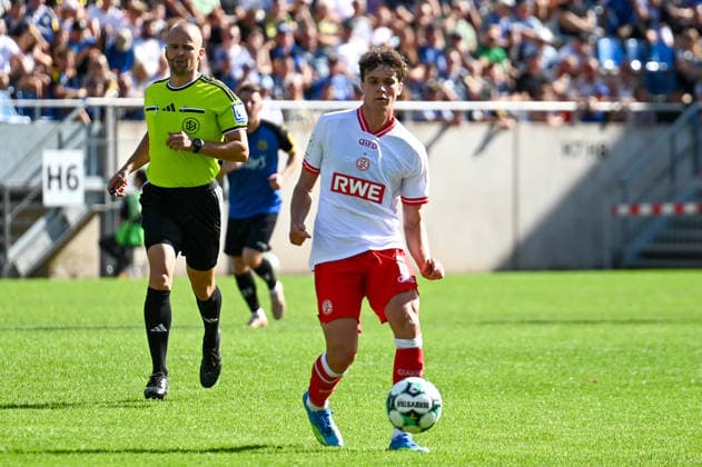 Max Geschwill 1. FC Saarbrücken - Rot-Weiss Essen 09.08.2026 Max Geschwill (6, RWE) 1. FC Saarbrücken gegen Rot-Weiss Essen im Ludwigsparkstadion (Saarbrücken) am 9. August 2026. 1. Spieltag der 3. Liga, Saison 2026 2027 *** Max Geschwill 1 FC Saarbrücken Rot Weiss Essen 09 08 2026 Max Geschwill 6, RWE 1 FC Saarbrücken vs. Rot Weiss Essen at Ludwigsparkstadion in Saarbrücken on August 9, 2026—Matchday 1 of the 3. Liga, 2026–2027 season