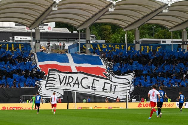 Virage Est 1. FC Saarbrücken Choreo gegen Rot-Weiss Essen 09.08.2026 Virage Est 1. FC Saarbrücken Choreo 1. FC Saarbrücken gegen Rot-Weiss Essen im Ludwigsparkstadion (Saarbrücken) am 9. August 2026. 1. Spieltag der 3. Liga, Saison 2026 2027 *** Virage Est 1 FC Saarbrücken Choreography vs. Rot-Weiss Essen, August 9, 2026 Virage Est 1 FC Saarbrücken Choreography: 1 FC Saarbrücken vs. Rot-Weiss Essen at Ludwigsparkstadion in Saarbrücken on August 9, 2026—Matchday 1 of the 3. Liga, 2026–2027 season