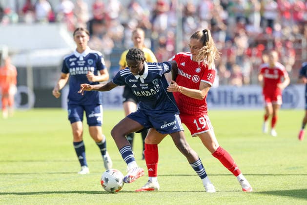 Zweikampf zwischen Mylene Chavas (Paris FC, 18) und Katharina Naschenweng (FC Bayern Muenchen, 19), GER, FC Bayern Muenchen vs. Paris FC, Fussball, Testspiel, Saison 2026 2027, 09.08.2026, GER, FC Bayern Muenchen vs. Paris FC, Fussball, Testspiel, Saison 2026 2027, 09.08.2026 Unterhaching *** Head-to-head between Mylene Chavas of Paris FC, 18, and Katharina Naschenweng of FC Bayern Munich, 19, GER, FC Bayern Munich vs. Paris FC, Soccer, Friendly, 2026–2027 Season, August 9, 2026, GER, FC Bayern Munich vs. Paris FC, soccer, friendly match, 2026–2027 season, August 9, 2026, Unterhaching Copyright: xEibner-Pressefoto JennixMaulx EP_JML