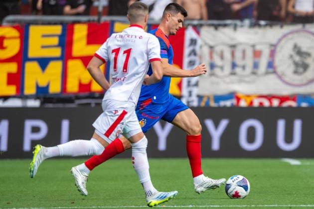 BASEL, SWITZERLAND - AUGUST 9: Layton Stewart of Thun L) battles for the ball with Flavius Daniliuc of Basel R) on August 9, 2026 in Basel, Switzerland. *** BASEL, SWITZERLAND, AUGUST 9: Layton Stewart of Thun (L) battles for the ball with Flavius Daniliuc of Basel (R) on August 9, 2026, in Basel, Switzerland Copyright: xJustPictures.ch PascalxvonxBürenx jp-en-EuSpIm-Pavo_Fotografie-06728