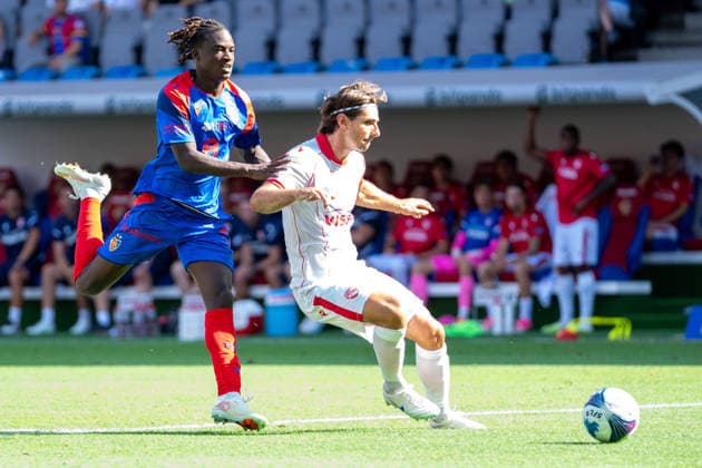 BASEL, SWITZERLAND - AUGUST 9: Asane Sow of Basel L) battles for the ball with Jan Bamert of Thun R) on August 9, 2026 in Basel, Switzerland. *** BASEL, SWITZERLAND, AUGUST 9: Asane Sow of Basel (L) battles for the ball with Jan Bamert of Thun (R) on August 9, 2026, in Basel, Switzerland Copyright: xJustPictures.ch PascalxvonxBürenx jp-en-EuSpIm-Pavo_Fotografie-670397