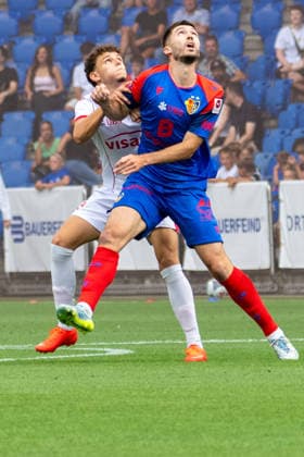 BASEL, SWITZERLAND - AUGUST 9: Dorian Derbaci of Thun L) battles for the ball with Leo Leroy of Basel R) on August 9, 2026 in Basel, Switzerland. *** BASEL, SWITZERLAND, AUGUST 9: Dorian Derbaci of Thun (L) battles for the ball with Leo Leroy of Basel (R) on August 9, 2026, in Basel, Switzerland Copyright: xJustPictures.ch PascalxvonxBürenx jp-en-EuSpIm-Pavo_Fotografie-06750