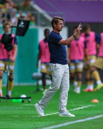 9. August 2026, Fussball, Brack Super League 2026 27, Runde 3, FC St. Gallen 1879 gegen FC Luzern, Berit Sitterstadion, St. Gallen, Schweiz Jörg Â«UdoÂ» Portmann (Cheftrainer, FC Luzern) mit Anweisungen zur Spielumstellung Photo: Urs Ottiger *** August 9, 2026, Soccer, Brack Super League 2026–27, Round 3, FC St. Gallen 1879 vs. FC Lucerne, Berit Sitter Stadium, St. Gallen, Switzerland; Jörg Udo Portmann, head coach of FC Lucerne, giving instructions on a tactical adjustment; Photo by Urs Ottiger