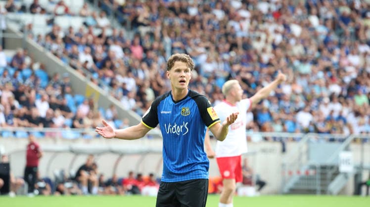09.08.2026, xrekx, Fussball 3.Liga, 1.FC Saarbruecken - Rot-Weiss Essen v.l. Daniel Gleiber (1. FC Saarbruecken) gibt Anweisungen, gestikuliert, mit den Armen gestikulieren gives instructions, gesticulate (DFL DFB REGULATIONS PROHIBIT ANY USE OF PHOTOGRAPHS as IMAGE SEQUENCES and or QUASI-VIDEO) Saarbruecken *** August 9, 2026, xrekx, Soccer 3rd Division, 1. FC Saarbrücken vs. Rot-Weiss Essen, l Daniel Gleiber, 1. FC Saarbrücken gives instructions, gesticulates, waves his arms, gesticulates DFL DFB REGULATIONS PROHIBIT ANY USE OF PHOTOGRAPHS as IMAGE SEQUENCES and or QUASI-VIDEO Saarbrücken