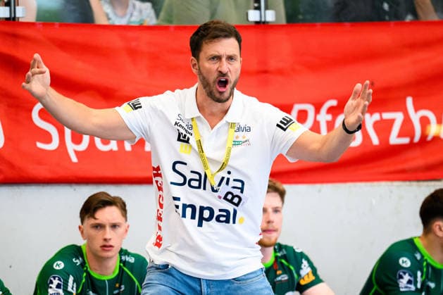 Altensteig: SCup - Finale - 26 27 - Frisch Auf Goeppingen - TVB Stuttgart Trainer Ben Matschke (Goeppingen) Gestik Geste gestikuliert Altensteig Eichwaldhalle Baden-Württemberg Deutschland *** Altensteig SCup Final 26–27 Frisch Auf Göppingen TVB Stuttgart Coach Ben Matschke Göppingen Gesture Gesturing Altensteig Eichwaldhalle Baden-Württemberg Germany