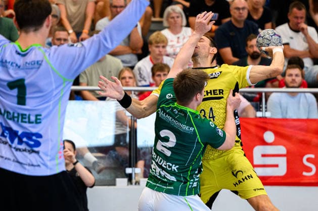 Altensteig: SCup - Finale - 26 27 - Frisch Auf Goeppingen - TVB Stuttgart v. li. im Zweikampf Oskar Neudeck (Goeppingen) und Kai Häfner Haefner (Stuttgart) Altensteig Eichwaldhalle Baden-Württemberg Deutschland *** Altensteig SCup Final, 26–27: Frisch Auf Göppingen vs. TVB Stuttgart (from left): Oskar Neudeck (Göppingen) and Kai Häfner (Stuttgart) in a one-on-one match; Eichwaldhalle, Altensteig, Baden-Württemberg, Germany