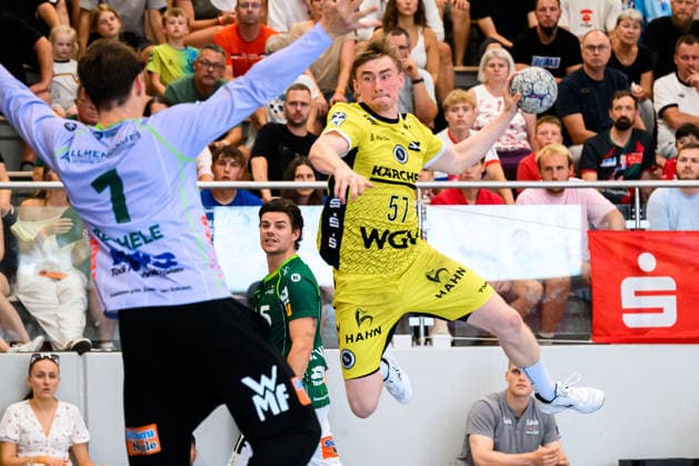 Altensteig: SCup - Finale - 26 27 - Frisch Auf Goeppingen - TVB Stuttgart v.li. Torhueter Julian Buchele (Goeppingen), Jakob Nigg (Stuttgart) Altensteig Eichwaldhalle Baden-Württemberg Deutschland *** Altensteig SCup Final, 26–27: Frisch Auf Göppingen vs. TVB Stuttgart; from left: Goalkeeper Julian Buchele (Göppingen), Jakob Nigg (Stuttgart); Altensteig, Eichwaldhalle, Baden-Württemberg, Germany