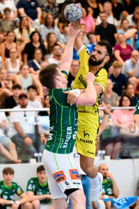 Altensteig: SCup - Finale - 26 27 - Frisch Auf Goeppingen - TVB Stuttgart v. li. im Zweikampf Oskar Neudeck (Goeppingen) und Mohamed Darmoul (Stuttgart) Altensteig Eichwaldhalle Baden-Württemberg Deutschland *** Altensteig SCup Final, 26–27: Frisch Auf Göppingen vs. TVB Stuttgart (from left): Oskar Neudeck (Göppingen) and Mohamed Darmoul (Stuttgart) in a one-on-one match at the Eichwaldhalle in Altensteig, Baden-Württemberg, Germany