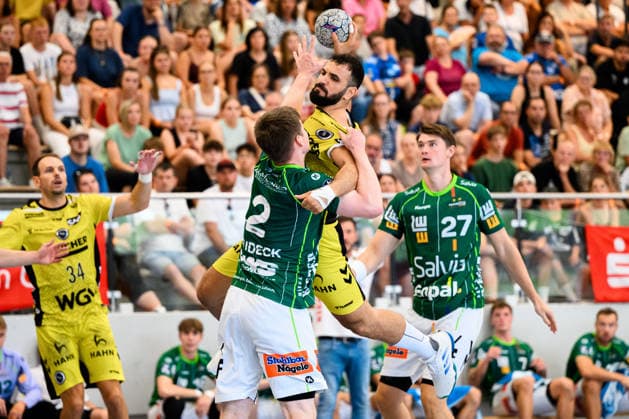 Altensteig: SCup - Finale - 26 27 - Frisch Auf Goeppingen - TVB Stuttgart v. li. im Zweikampf Oskar Neudeck (Goeppingen) und Mohamed Darmoul (Stuttgart) Altensteig Eichwaldhalle Baden-Württemberg Deutschland *** Altensteig SCup Final, 26–27: Frisch Auf Göppingen vs. TVB Stuttgart (from left): Oskar Neudeck (Göppingen) and Mohamed Darmoul (Stuttgart) in a one-on-one match at the Eichwaldhalle in Altensteig, Baden-Württemberg, Germany