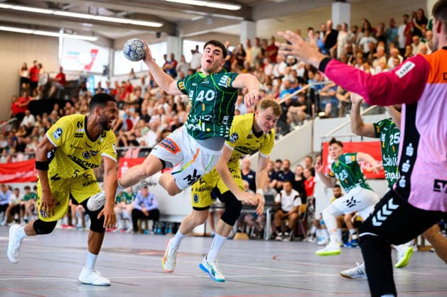 Altensteig: SCup - Finale - 26 27 - Frisch Auf Goeppingen - TVB Stuttgart v.li. RPhilipp Ahouansou (Stuttgart), Elias Newel (Goeppingen) Altensteig Eichwaldhalle Baden-Württemberg Deutschland *** Altensteig SCup Final, 26–27: Frisch Auf Göppingen vs. TVB Stuttgart; from left: Philipp Ahouansou (Stuttgart), Elias Newel (Göppingen); Eichwaldhalle, Altensteig, Baden-Württemberg, Germany