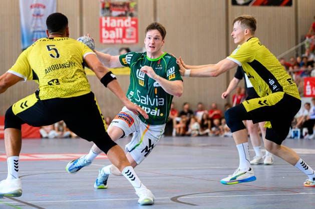 Altensteig: SCup - Finale - 26 27 - Frisch Auf Goeppingen - TVB Stuttgart v.li. Philipp Ahouansou (Stuttgart), Oskar Neudeck (Goeppingen), Linus Schmid (Stuttgart) Altensteig Eichwaldhalle Baden-Württemberg Deutschland *** Altensteig SCup Final, 26–27: Frisch Auf Göppingen vs. TVB Stuttgart; from left: Philipp Ahouansou (Stuttgart), Oskar Neudeck (Göppingen), Linus Schmid (Stuttgart); Eichwaldhalle, Altensteig, Baden-Württemberg, Germany