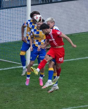 FUSSBALL - REGIONALLIGA SAISON 2026-2027 NORDOST 4. SPIELTAG JENA - ERFURT ** NUR FÜR REDAKTIONELLE ZWECKE ** EDITORIAL USE ONLY **<p>09 08 2026-Jena: Fussball Regionalliga Nordost Saison 2026 20227 Ernst-Abbe-Sportfeld 4. Spieltag FC Carl Zeiss Jena - FC Rot Weiss Erfurt im Foto: Romarjo Hajrulla 9 (FC Rot Weiss Erfurt) erzielt in dieser Szene den Treffer zum 2:1 für Erfurt ( Deutschland Thueringen Jena Copyright: SaschaxFromm *** SOCCER REGIONAL LEAGUE SEASON 2026–2027 NORTHEAST, MATCHDAY 4: JENA VS. ERFURT ** FOR EDITORIAL PURPOSES ONLY ** EDITORIAL USE ONLY ** August 9, 2026 Jena Soccer Regional League Northeast Season 2026–2027 Ernst Abbe Stadium Matchday 4 FC Carl Zeiss Jena vs. FC Rot-Weiss Erfurt In the photo: Romarjo Hajrulla 9 FC Rot-Weiss Erfurt scores the goal to make it 2–1 for Erfurt, Germany, Thuringia, Jena. Copyright SaschaxFromm Copyright: SaschaxFromm doc8733upzkqldh08mlstk ,EDITORIAL USE ONLY