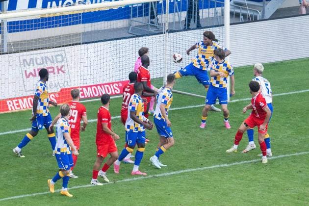 FUSSBALL - REGIONALLIGA SAISON 2026-2027 NORDOST 4. SPIELTAG JENA - ERFURT ** NUR FÜR REDAKTIONELLE ZWECKE ** EDITORIAL USE ONLY **<p>09 08 2026-Jena: Fussball Regionalliga Nordost Saison 2026 20227 Ernst-Abbe-Sportfeld 4. Spieltag FC Carl Zeiss Jena - FC Rot Weiss Erfurt im Foto: Romarjo Hajrulla 9 (FC Rot Weiss Erfurt) erzielt in dieser Szene den Treffer zum 2:1 für Erfurt ( Deutschland Thueringen Jena Copyright: SaschaxFromm *** SOCCER REGIONAL LEAGUE SEASON 2026–2027 NORTHEAST, MATCHDAY 4: JENA VS. ERFURT ** FOR EDITORIAL PURPOSES ONLY ** EDITORIAL USE ONLY ** August 9, 2026 Jena Soccer Regional League Northeast Season 2026–2027 Ernst Abbe Stadium Matchday 4 FC Carl Zeiss Jena vs. FC Rot-Weiss Erfurt In the photo: Romarjo Hajrulla 9 FC Rot-Weiss Erfurt scores the goal to make it 2–1 for Erfurt, Germany, Thuringia, Jena. Copyright SaschaxFromm Copyright: SaschaxFromm doc8733uq4eifkt5j5dpss ,EDITORIAL USE ONLY