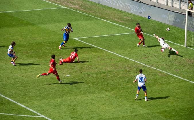 FUSSBALL - REGIONALLIGA SAISON 2026-2027 NORDOST 4. SPIELTAG JENA - ERFURT ** NUR FÜR REDAKTIONELLE ZWECKE ** EDITORIAL USE ONLY **<p>09 08 2026-Jena: Fussball Regionalliga Nordost Saison 2026 20227 Ernst-Abbe-Sportfeld 4. Spieltag FC Carl Zeiss Jena - FC Rot Weiss Erfurt im Foto: Torhüter Jaden Rodtnick 20 (FC Rot‘Weiß Erfurt) pariert den Schuss von Elias Löder 18 (FC Carl Zeiss Jena) ( Deutschland Thueringen Jena Copyright: SaschaxFromm *** SOCCER REGIONAL LEAGUE SEASON 2026–2027 NORTHEAST, MATCHDAY 4: JENA VS. ERFURT ** FOR EDITORIAL PURPOSES ONLY ** EDITORIAL USE ONLY ** p 09 08 2026 Jena Soccer Regional League Northeast Season 2026–2027 Ernst Abbe Sportfeld Matchday 4 FC Carl Zeiss Jena vs. FC Rot-Weiss Erfurt; pictured: goalkeeper Jaden Rodtnick 20 FC Rot’Weiß Erfurt saves a shot by Elias Löder (No. 18) of FC Carl Zeiss Jena. Germany, Thuringia, Jena. Copyright SaschaxFromm Copyright: SaschaxFromm doc8733uromezs971pgpss ,EDITORIAL USE ONLY
