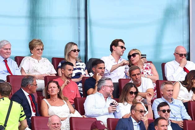 Former Arsenal player and Como manager Cesc Fabregas watches on during the during the pre-season friendly match between Arsenal FC and Borussia Dortmund at Emirates Stadium on August 9, 2026 in London, England. (Photo by Ryan Crockett DeFodi Images) - *** Former Arsenal player and Como manager Cesc Fabregas watches on during the preseason friendly match between Arsenal FC and Borussia Dortmund at Emirates Stadium on August 9, 2026, in London, England. Photo by Ryan Crockett, DeFodi Images