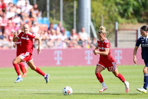 Linda Dallmann (FC Bayern Muenchen, 10) mit Ball, GER, FC Bayern Muenchen vs. Paris FC, Fussball, Testspiel, Saison 2026 2027, 09.08.2026, GER, FC Bayern Muenchen vs. Paris FC, Fussball, Testspiel, Saison 2026 2027, 09.08.2026 Unterhaching *** Linda Dallmann, FC Bayern Munich, No. 10 with the ball, GER, FC Bayern Munich vs. Paris FC, soccer, friendly match, 2026–2027 season, August 9, 2026, GER, FC Bayern Munich vs. Paris FC, soccer, friendly match, 2026–2027 season, August 9, 2026, Unterhaching Copyright: xEibner-Pressefoto JennixMaulx EP_JML