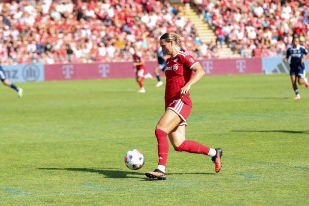 Klara Buehl (FC Bayern Muenchen, 17) mit Ball, GER, FC Bayern Muenchen vs. Paris FC, Fussball, Testspiel, Saison 2026 2027, 09.08.2026, GER, FC Bayern Muenchen vs. Paris FC, Fussball, Testspiel, Saison 2026 2027, 09.08.2026 Unterhaching *** Klara Buehl, FC Bayern Munich, age 17, with the ball, GER, FC Bayern Munich vs. Paris FC, soccer, friendly match, 2026–2027 season, August 9, 2026, GER, FC Bayern Munich vs. Paris FC, soccer, friendly match, 2026–2027 season, August 9, 2026, Unterhaching Copyright: xEibner-Pressefoto JennixMaulx EP_JML
