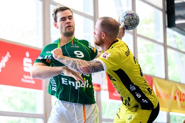 Altensteig: SCup - Finale - 26 27 - Frisch Auf Goeppingen - TVB Stuttgart v. li. im Zweikampf Max Beneke (Goeppingen) und Patrick Zieker (Stuttgart) Altensteig Eichwaldhalle Baden-Württemberg Deutschland *** Altensteig SCup Final, 26–27: Frisch Auf Göppingen vs. TVB Stuttgart (from left): Max Beneke (Göppingen) and Patrick Zieker (Stuttgart) in a one-on-one match at the Eichwaldhalle in Altensteig, Baden-Württemberg, Germany