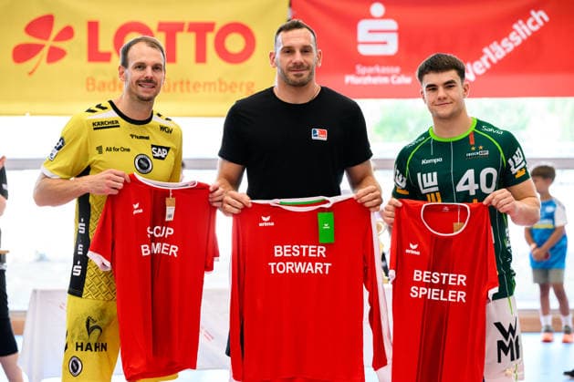 Altensteig: SCup - Finale - 26 27 - Frisch Auf Goeppingen - TVB Stuttgart v.li. bester Torschütze Kai Häfner Haefner (Stuttgart), bester Torhueter Vladimir Cupara (HBW Balingen), bester Spieler Elias Newel (Goeppingen) Altensteig Eichwaldhalle Baden-Württemberg Deutschland *** Altensteig SCup Final, 26–27 Frisch Auf Göppingen vs. TVB Stuttgart; from left: top scorer Kai Häfner (Stuttgart), top goalkeeper Vladimir Cupara (HBW Balingen), and best player Elias Newel (Göppingen); Eichwaldhalle, Altensteig, Baden-Württemberg, Germany