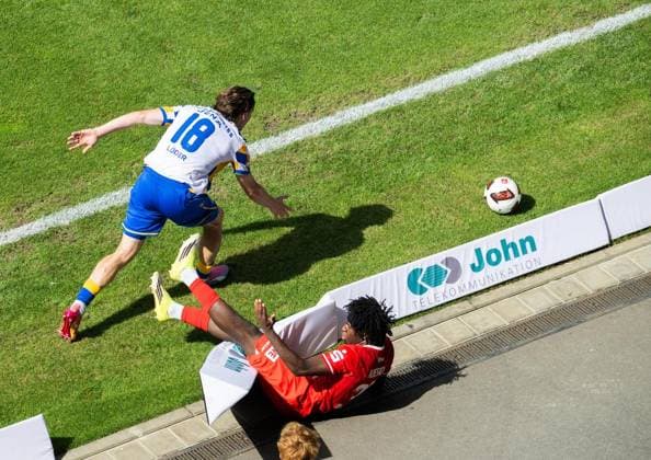 FUSSBALL - REGIONALLIGA SAISON 2026-2027 NORDOST 4. SPIELTAG JENA - ERFURT ** NUR FÜR REDAKTIONELLE ZWECKE ** EDITORIAL USE ONLY **<p>09 08 2026-Jena: Fussball Regionalliga Nordost Saison 2026 20227 Ernst-Abbe-Sportfeld 4. Spieltag FC Carl Zeiss Jena - FC Rot Weiss Erfurt im Foto: Ayooluwa Adesida 38 (FC Rot‘Weiß Erfurt) im Zweikampf mit Elias Löder 18 (FC Carl Zeiss Jena) ( Deutschland Thueringen Jena Copyright: SaschaxFromm *** SOCCER REGIONAL LEAGUE 2026–2027 SEASON, NORTHEAST DIVISION, MATCHDAY 4: JENA VS. ERFURT ** FOR EDITORIAL USE ONLY ** EDITORIAL USE ONLY ** p 09 08 2026 Jena Soccer Regional League Northeast Season 2026–2027 Ernst Abbe Sportfeld Matchday 4 FC Carl Zeiss Jena vs. FC Rot-Weiss Erfurt; pictured: Ayooluwa Adesida 38 FC Rot’Weiß Erfurt in a tackle with Elias Löder 18 of FC Carl Zeiss Jena, Germany, Thuringia, Jena. Copyright SaschaxFromm Copyright: SaschaxFromm doc87340b4hgsnefldq1gnx ,EDITORIAL USE ONLY