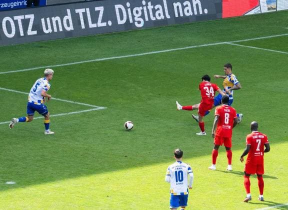 FUSSBALL - REGIONALLIGA SAISON 2026-2027 NORDOST 4. SPIELTAG JENA - ERFURT ** NUR FÜR REDAKTIONELLE ZWECKE ** EDITORIAL USE ONLY **<p>09 08 2026-Jena: Fussball Regionalliga Nordost Saison 2026 20227 Ernst-Abbe-Sportfeld 4. Spieltag FC Carl Zeiss Jena - FC Rot Weiss Erfurt im Foto: Hinata Gonda 34 (FC Rot-Weiß Erfurt) erzielt in dieser Szene den Ausgleichstreffer zum 1:1 für Erfurt ( Deutschland Thueringen Jena Copyright: SaschaxFromm *** SOCCER REGIONAL LEAGUE SEASON 2026–2027 NORTHEAST, MATCHDAY 4: JENA VS. ERFURT ** FOR EDITORIAL PURPOSES ONLY ** EDITORIAL USE ONLY ** August 9, 2026 Jena Soccer Regional League Northeast Season 2026–2027 Ernst Abbe Sportfeld Matchday 4 FC Carl Zeiss Jena vs. FC Rot-Weiss Erfurt. Pictured: Hinata Gonda (No. 34) of FC Rot-Weiss Erfurt scores the equalizer in this scene, making it 1–1 for Erfurt. Germany, Thuringia, Jena. Copyright SaschaxFromm Copyright: SaschaxFromm doc87340azbur4tties11ha ,EDITORIAL USE ONLY