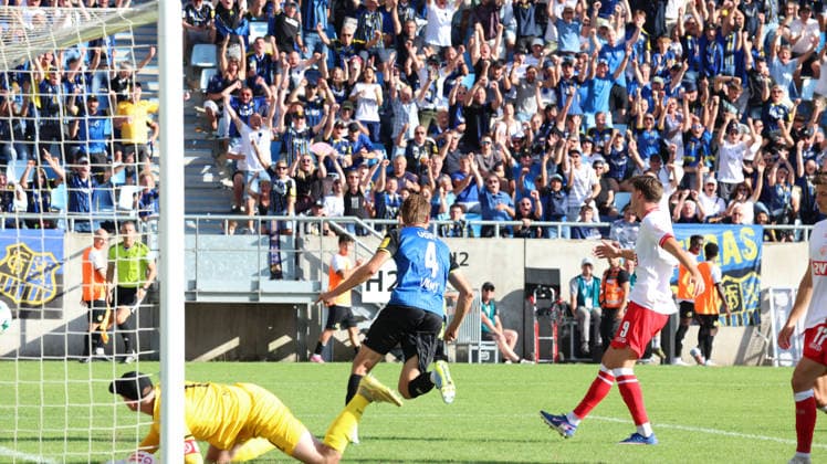 09.08.2026, xrekx, Fussball 3.Liga, 1.FC Saarbruecken - Rot-Weiss Essen v.l. Torjubel nach dem Tor zum celebrating the goal celebrate 4:2 durch Siemen Voet (1. FC Saarbruecken) (DFL DFB REGULATIONS PROHIBIT ANY USE OF PHOTOGRAPHS as IMAGE SEQUENCES and or QUASI-VIDEO) Saarbruecken *** August 9, 2026, xrekx, Soccer 3rd Division, 1 FC Saarbrücken vs. Rot-Weiss Essen: Goal celebration after Siemen Voet scored the 4-2 goal for 1 FC Saarbrücken. DFL and DFB regulations prohibit any use of photographs as image sequences and or quasi-video. Saarbruecken